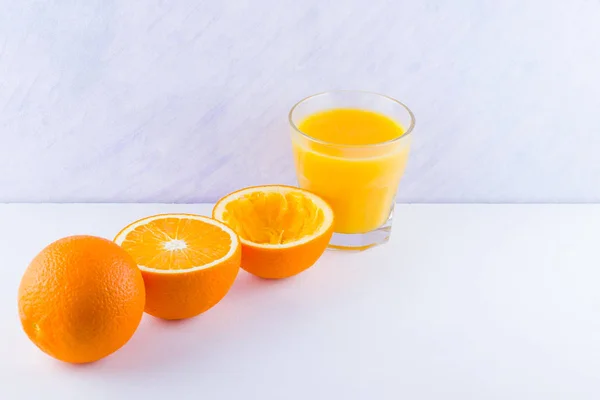 Frutas Naranja Con Jugo Concepto Zumo Naranja Mitades Naranjas Sobre — Foto de Stock