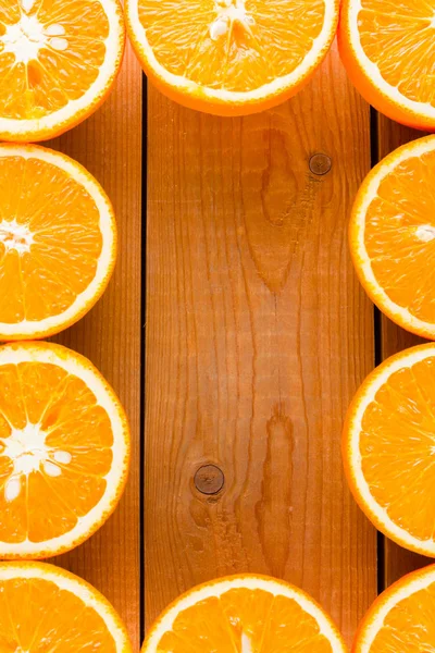Naranjas Fruta Tablas Madera Mitades Naranja Jugosa Sobre Fondo Madera — Foto de Stock