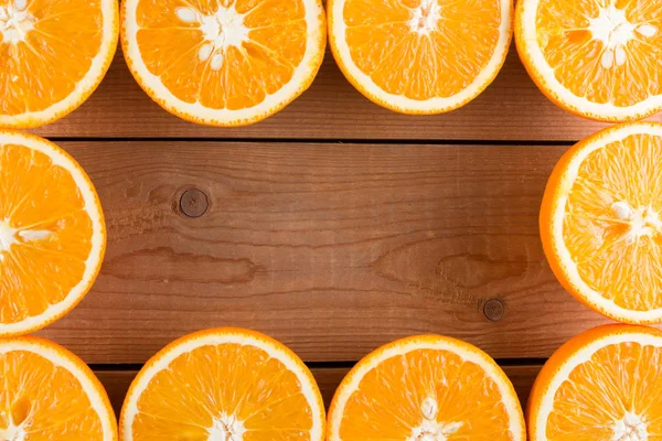 Naranjas Fruta Tablas Madera Mitades Naranja Jugosa Sobre Fondo Madera — Foto de Stock