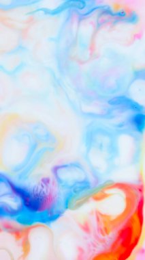 Sıvı boyalardan çok renkli arka plan. Farklı renklerde akışkan sanat. Ekran koruyucu. Sıvı üzerinde parlak desen. Pop art tarzı renkli boya lekeleri