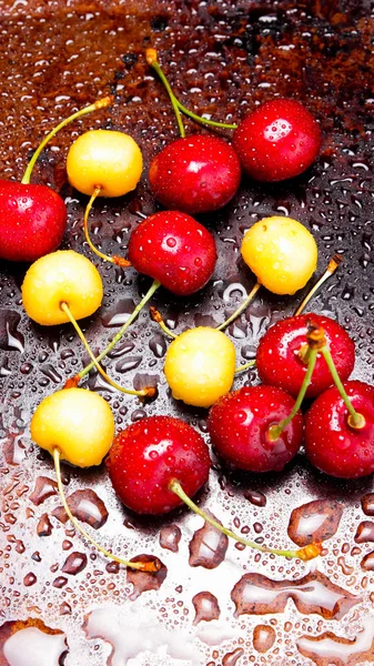 Red Yellow Cherries Water Drops Fresh Cherries Dark Background Multicolored — Stock Photo, Image