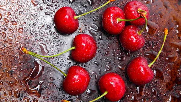 水滴中的红樱桃 深色背景的新鲜樱桃 素食的浆果 烹饪前洗过樱桃 — 图库照片