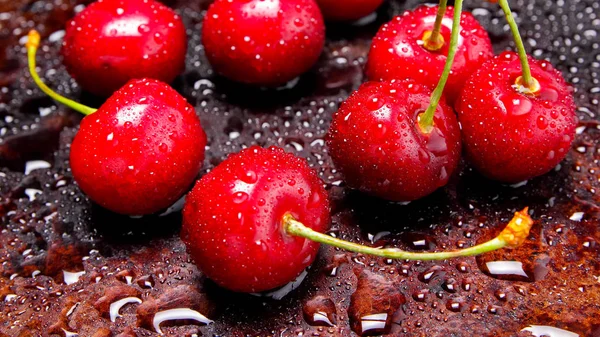 Rote Kirschen Wassertropfen Frische Kirschen Auf Dunklem Hintergrund Beeren Für — Stockfoto