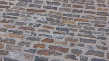 Eski taş duvarın arka planı. Taş yüzeyin dokusu. Eski Avrupa şehrinde tuğla işi. Retro stilinde desen