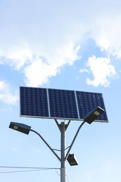Słoneczna Lampa Ogniowa Tle Nieba Lekkie Wsparcie Latarnią Zainstalowanymi Panelami — Zdjęcie stockowe