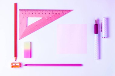 Okul konseptine geri dönelim. Mavi pembe arka planda okul kırtasiye. Düz yatıyordu. Üstte görüntü