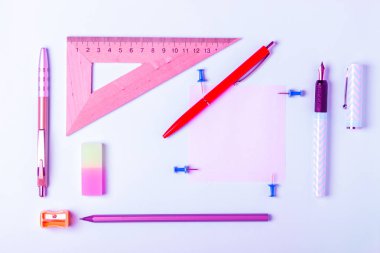 Okul konseptine geri dönelim. Mavi pembe arka planda okul kırtasiye. Düz yatıyordu. Üstte görüntü