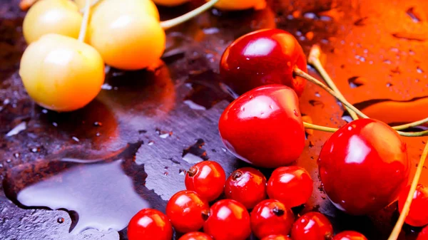 Red Yellow Cherries Water Drops Fresh Cherries Dark Background Washed — Stock Photo, Image