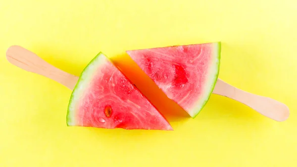 Plakjes Watermeloen Stok Gele Achtergrond Ijs Van Watermeloen Gekleurde Achtergrond — Stockfoto