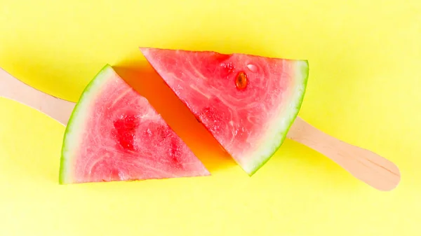 Plakjes Watermeloen Stok Gele Achtergrond Ijs Van Watermeloen Gekleurde Achtergrond — Stockfoto