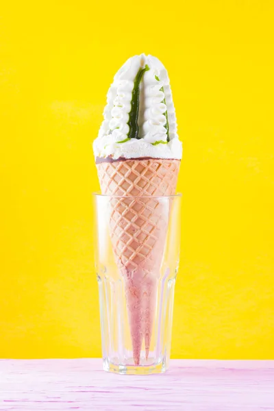 Cone Gelado Conceito Verão Sorvete Com Geleia Fundo Colorido Cone — Fotografia de Stock