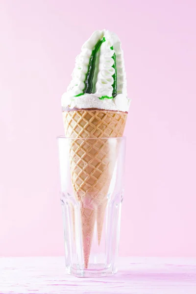 Cono Helado Concepto Verano Helado Con Mermelada Sobre Fondo Color — Foto de Stock