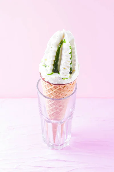 Eistüte Sommerkonzept Eis Mit Marmelade Auf Farbigem Hintergrund Waffelkegel Mit — Stockfoto