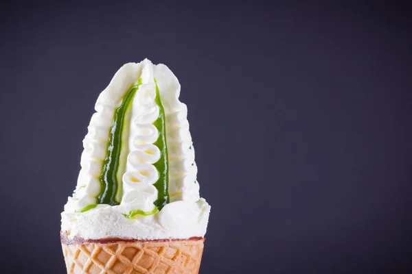 Конус Мороженого Черном Фоне Мороженое Джемом Летняя Концепция Вафельный Рожок — стоковое фото