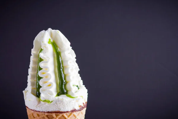 Cono Helado Sobre Fondo Negro Helado Con Mermelada Concepto Verano — Foto de Stock