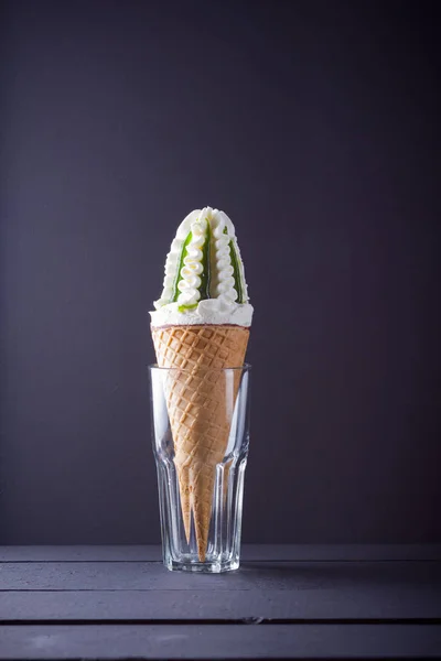 Cono Helado Sobre Fondo Negro Helado Con Mermelada Concepto Verano — Foto de Stock