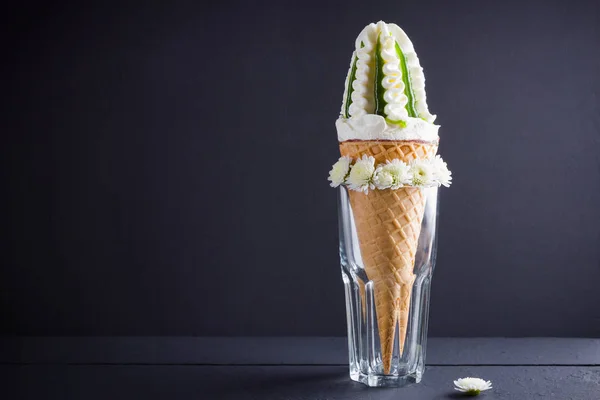 Cono Helado Flores Blancas Concepto Verano Helado Con Mermelada Sobre — Foto de Stock