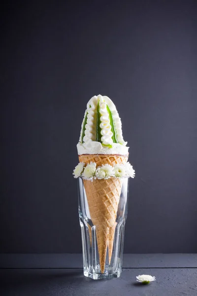 Cono Helado Flores Blancas Concepto Verano Helado Con Mermelada Sobre — Foto de Stock