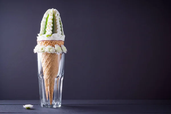 Cono Helado Flores Blancas Concepto Verano Helado Con Mermelada Sobre — Foto de Stock