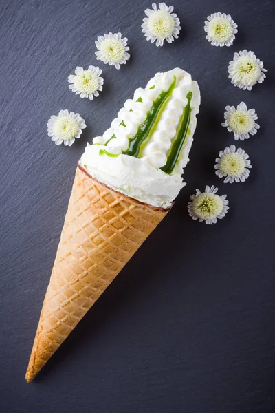 Cono Helado Flores Blancas Concepto Verano Cono Gofre Con Helado — Foto de Stock