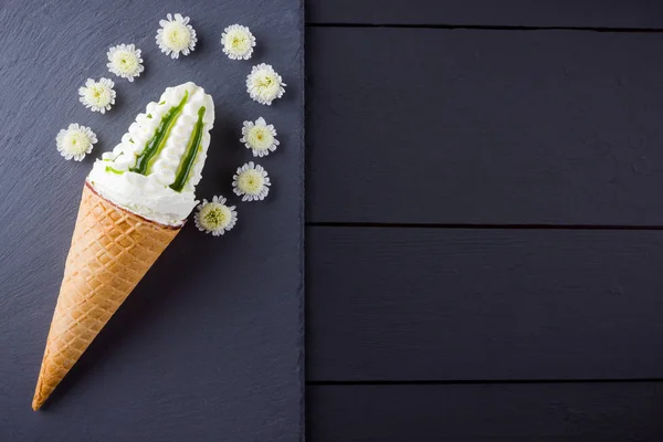 Cono Helado Flores Blancas Concepto Verano Cono Gofre Con Helado — Foto de Stock