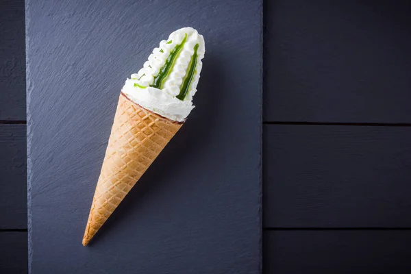 Cone Sorvete Uma Tábua Ardósia Cone Waffle Com Sorvete Tábua — Fotografia de Stock