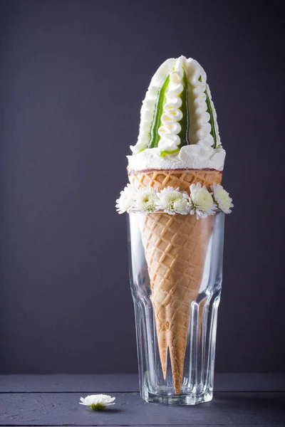 Cono Helado Flores Blancas Concepto Verano Helado Con Mermelada Sobre — Foto de Stock