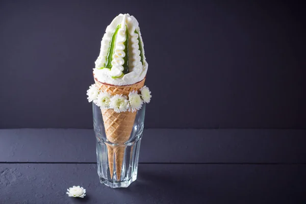 Παγωτό Χωνάκι Και Λευκά Λουλούδια Καλοκαιρινή Ιδέα Παγωτό Μαρμελάδα Μαύρο — Φωτογραφία Αρχείου