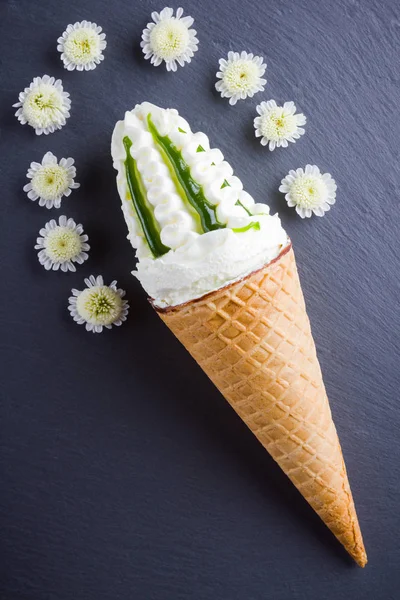 Cono Helado Flores Blancas Concepto Verano Cono Gofre Con Helado — Foto de Stock