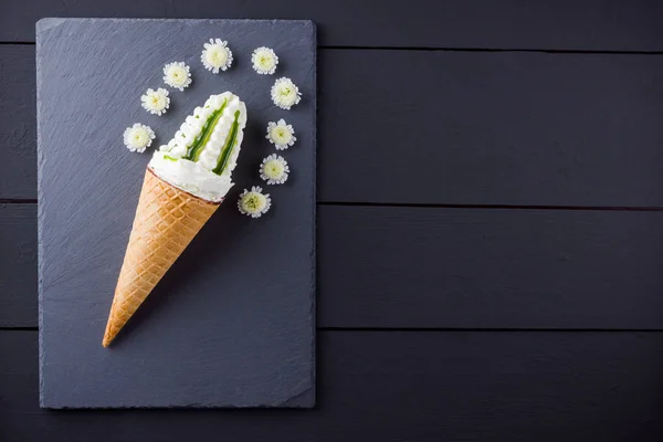 Cono Helado Flores Blancas Concepto Verano Cono Gofre Con Helado — Foto de Stock