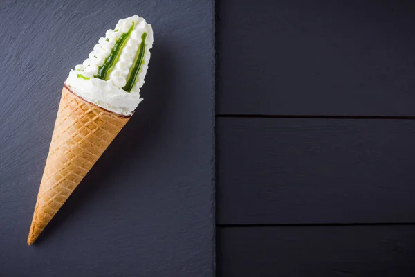 Cone Sorvete Uma Tábua Ardósia Cone Waffle Com Sorvete Tábua — Fotografia de Stock