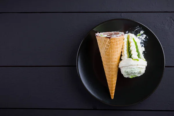 Cono Helado Sobre Fondo Negro Concepto Verano Postre Con Mermelada — Foto de Stock