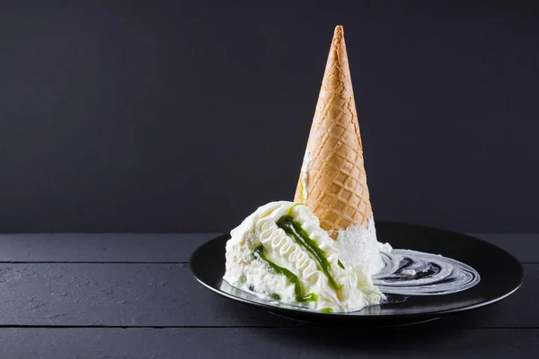 Cono Helado Sobre Fondo Negro Concepto Verano Postre Con Mermelada — Foto de Stock