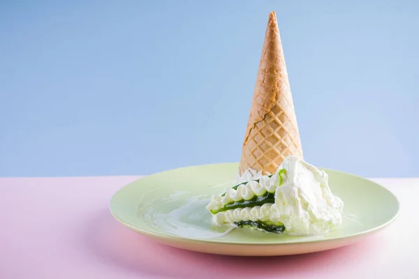 Cono Helado Sobre Fondo Azul Rosado Concepto Verano Postre Con — Foto de Stock