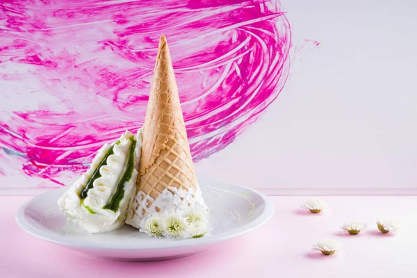 Cono Helado Flores Blancas Sobre Fondo Rosa Concepto Verano Postre — Foto de Stock