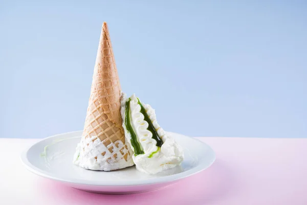 Cono Helado Sobre Fondo Azul Rosado Concepto Verano Postre Con — Foto de Stock