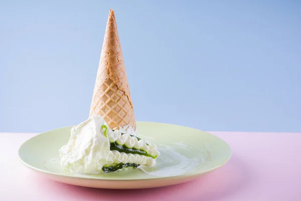Παγωτό Χωνάκι Ροζ Μπλε Φόντο Καλοκαιρινή Ιδέα Επιδόρπιο Μαρμελάδα Πράσινο — Φωτογραφία Αρχείου