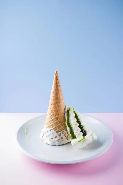 Cono Helado Sobre Fondo Azul Rosado Concepto Verano Postre Con — Foto de Stock