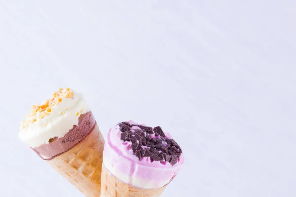 Helado Con Chocolate Nueces Sobre Fondo Blanco Dos Conos Helado — Foto de Stock