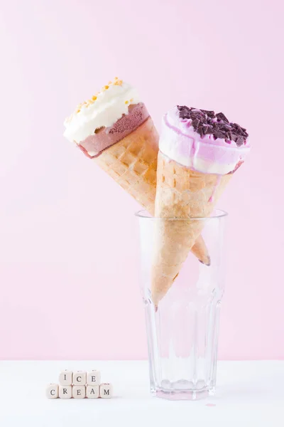 Helado Con Chocolate Nueces Sobre Fondo Blanco Rosado Dos Conos — Foto de Stock