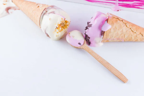 Helado Derretido Sobre Fondo Blanco Rosado Dos Conos Helado Estilo — Foto de Stock