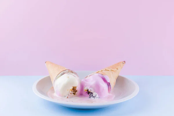 Helado Derretido Sobre Fondo Azul Rosado Dos Conos Helado Plato — Foto de Stock