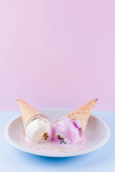 Helado Derretido Sobre Fondo Azul Rosado Dos Conos Helado Plato — Foto de Stock