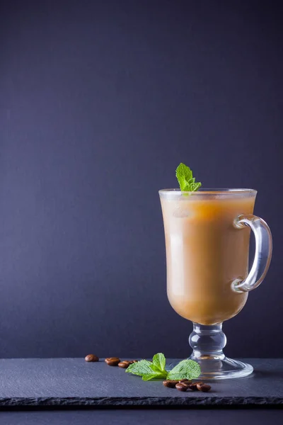 Café Helado Con Leche Sobre Fondo Oscuro Latte Menta Fresca —  Fotos de Stock
