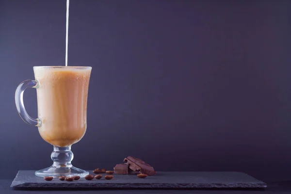 Café Helado Con Leche Sobre Fondo Oscuro Latte Chocolate Negro —  Fotos de Stock