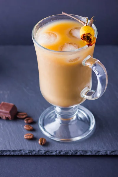 Kupfer Kaffeekanne Cezve Und Kaffeebohnen Kaffee Mit Milch Auf Dunklem — Stockfoto