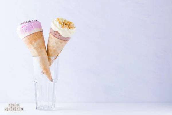 Мороженое Шоколадом Орехами Белом Фоне Два Рожка Мороженого Стакане Летний — стоковое фото