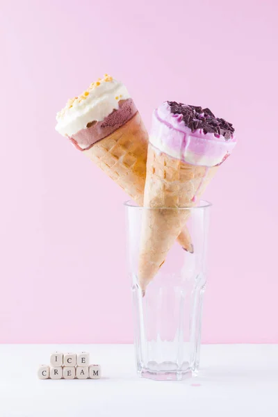 Helado Con Chocolate Nueces Sobre Fondo Blanco Rosado Dos Conos — Foto de Stock