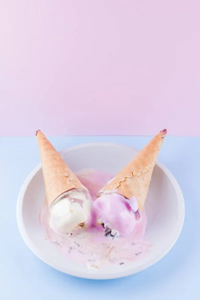 Helado Derretido Sobre Fondo Azul Rosado Dos Conos Helado Plato — Foto de Stock