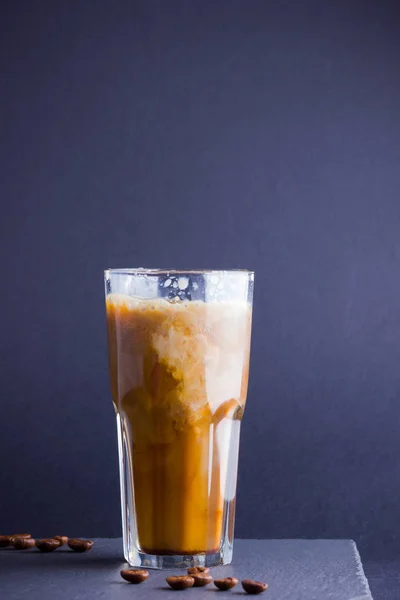 Café Helado Con Leche Sobre Fondo Oscuro Bebida Verano Con — Foto de Stock